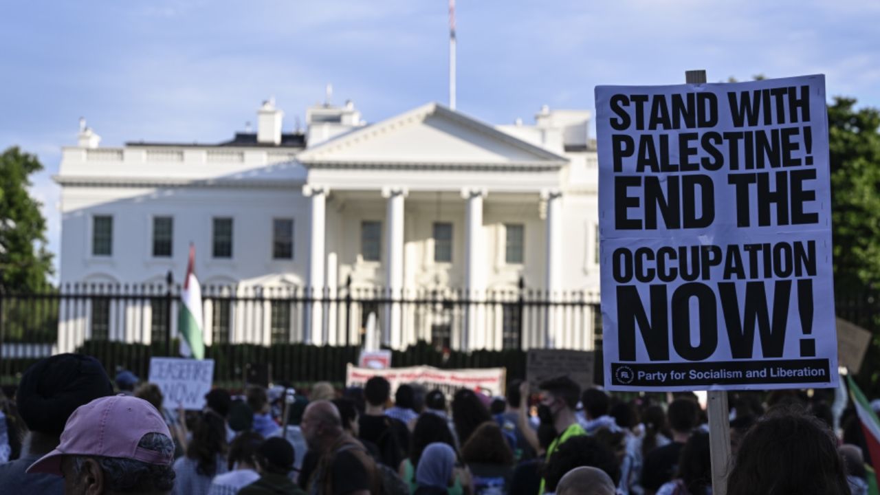 Beyaz Saray’ın önünde yüzlerce kişi katliama destek veren ABD’yi protesto etti! 