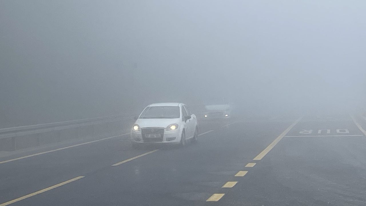 Bolu geçişinde sis nedeniyle görüş mesafesi 30 metreye kadar düştü! 