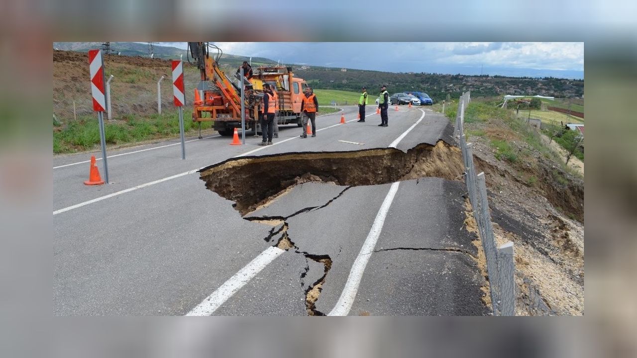 Çorum’da korkunç heyelan! Tam 1.5 metrelik çukur oluştu 