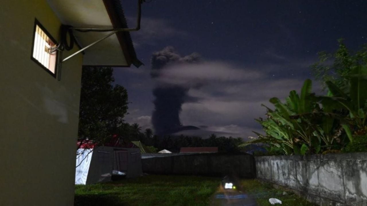Endonezya'da İbu Dağı'nda volkanik patlama: 7 kasabaki çok sayıda kişi tahliye edildi
