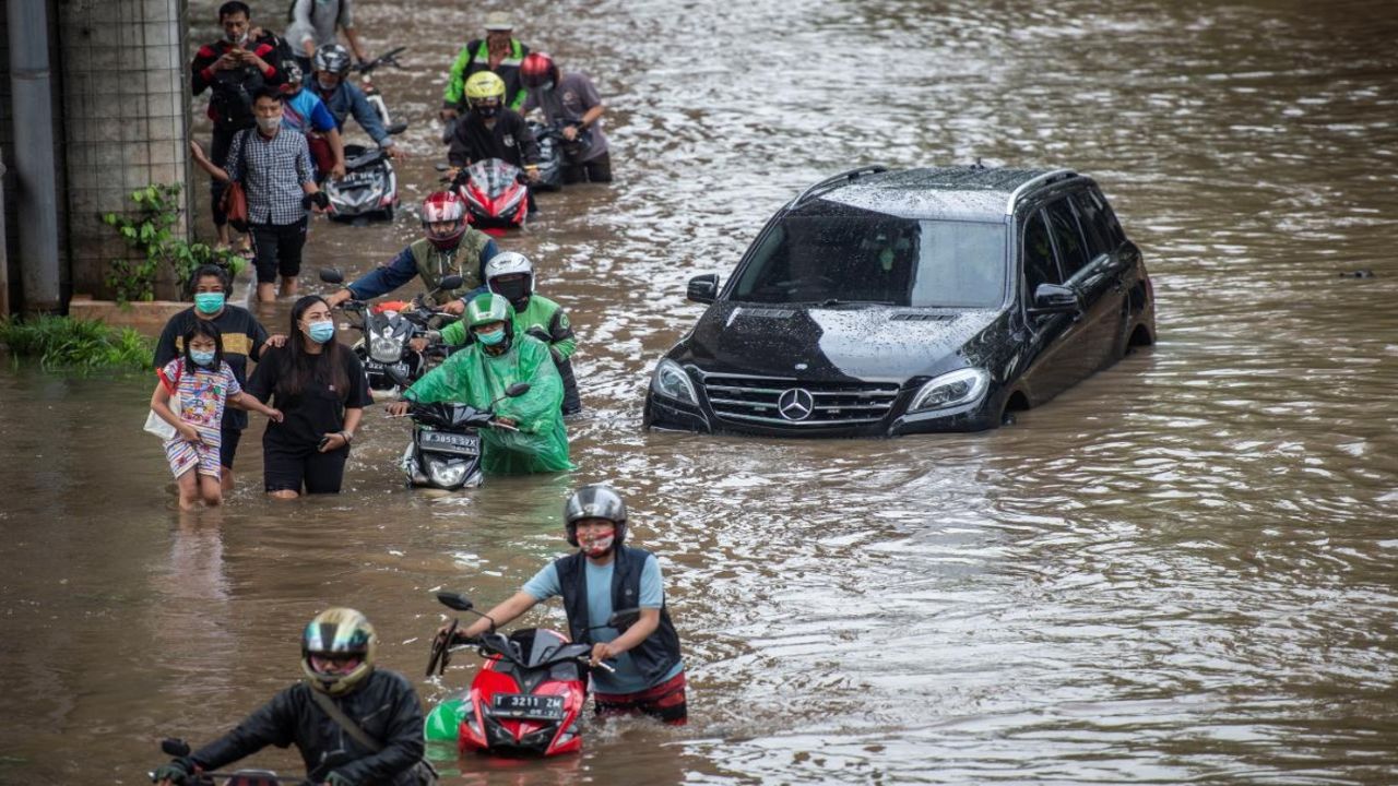 Endonezya’da sel felaketi: 34 kişi yaşamını yitirdi, 16 kişi ise kayıp