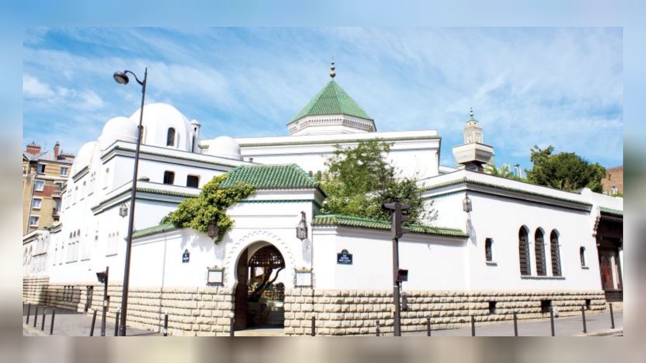 Fransa'da bir camiye ırkçı saldırı gerçekleştirildi! 