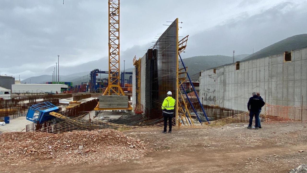 İşçi Bayramı’nda çalışan 3 işçi devrilen platformlar nedeniyle demirlerin altında kaldı!