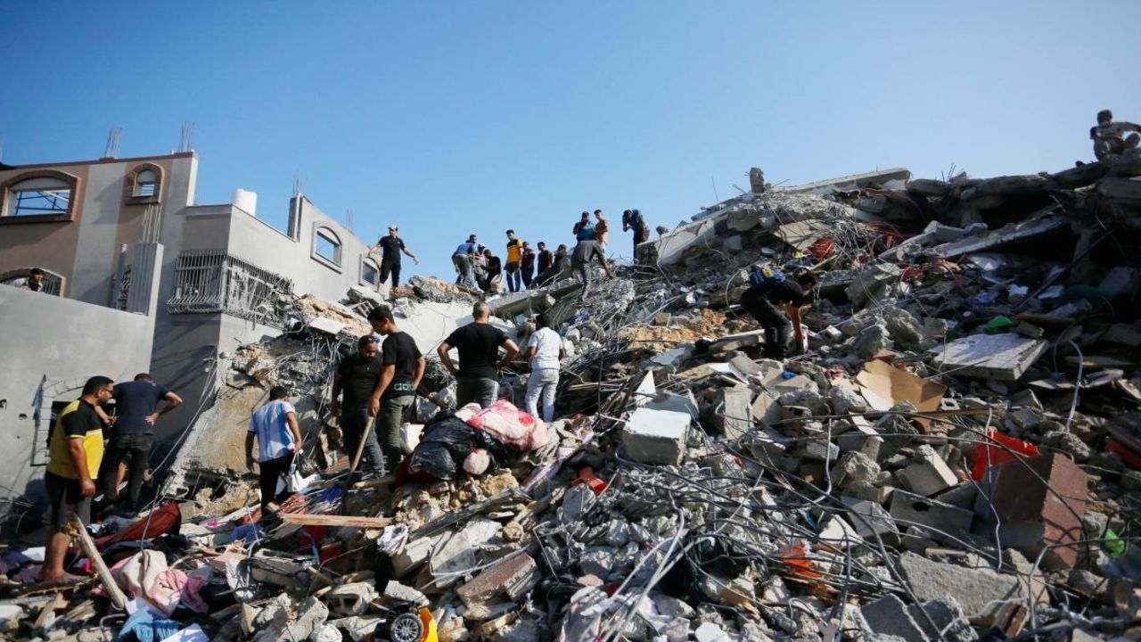 İsrail'in Nusayrat Mülteci Kampı'na düzenlediği hava saldırısında en az 20 Filistinli yaşamını kaybetti