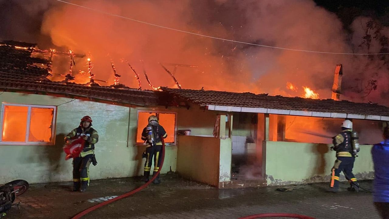 Kocaeli'de alkollü bir adam, annenin içeride olduğu evi ateşe verdi