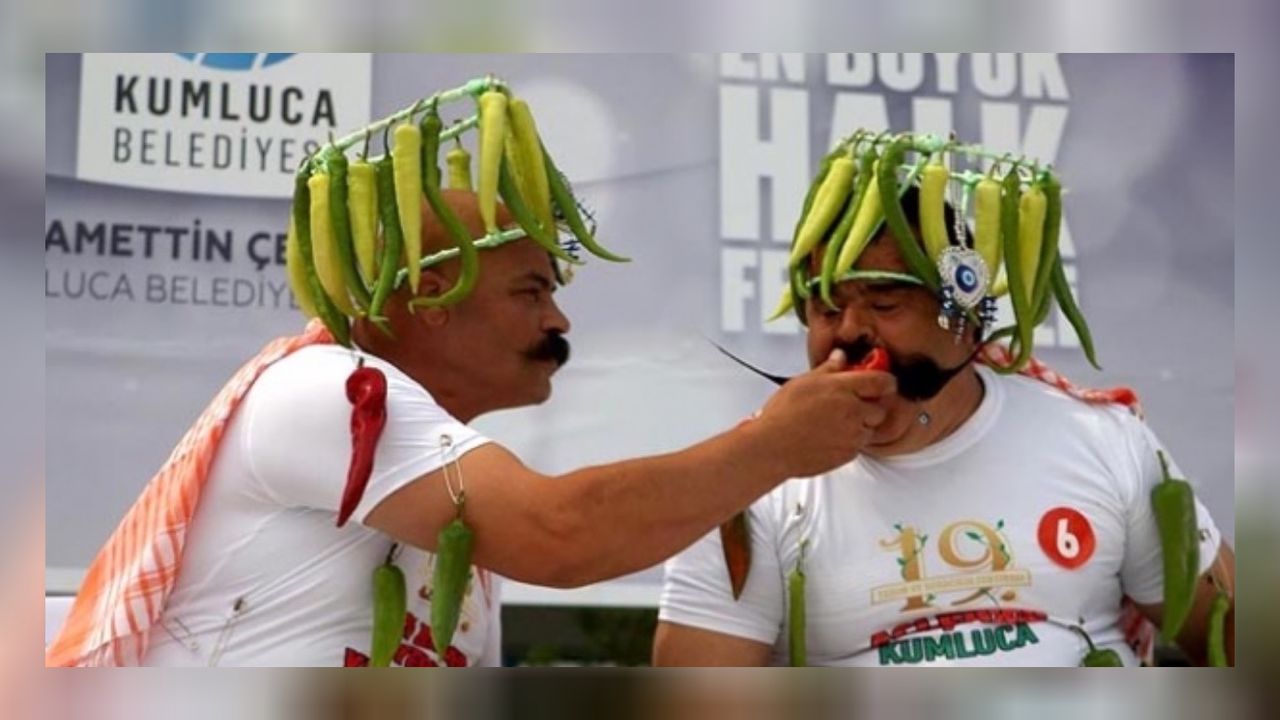 Kumluca’da birinci belli oldu! 3 dakikada 306 gram acıbiber yedi