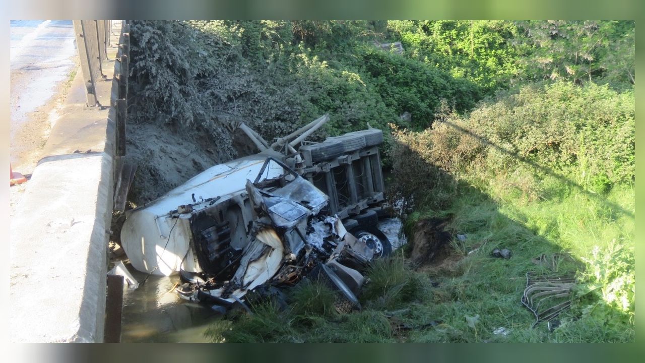 Lüleburgaz'da beton mikseri köprüden devrilip alev aldı! 