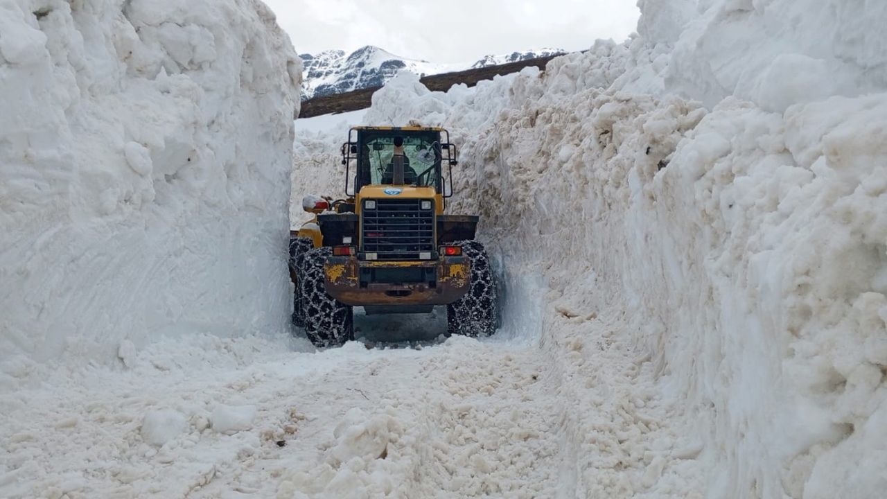 Mayıs’ın ortasında kar yağıyor! Ekiple kar küreme çalışması yapıyor 
