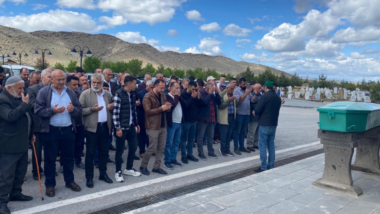 Öz babasının bıçakladığı genç kız hayatını kaybetti! 