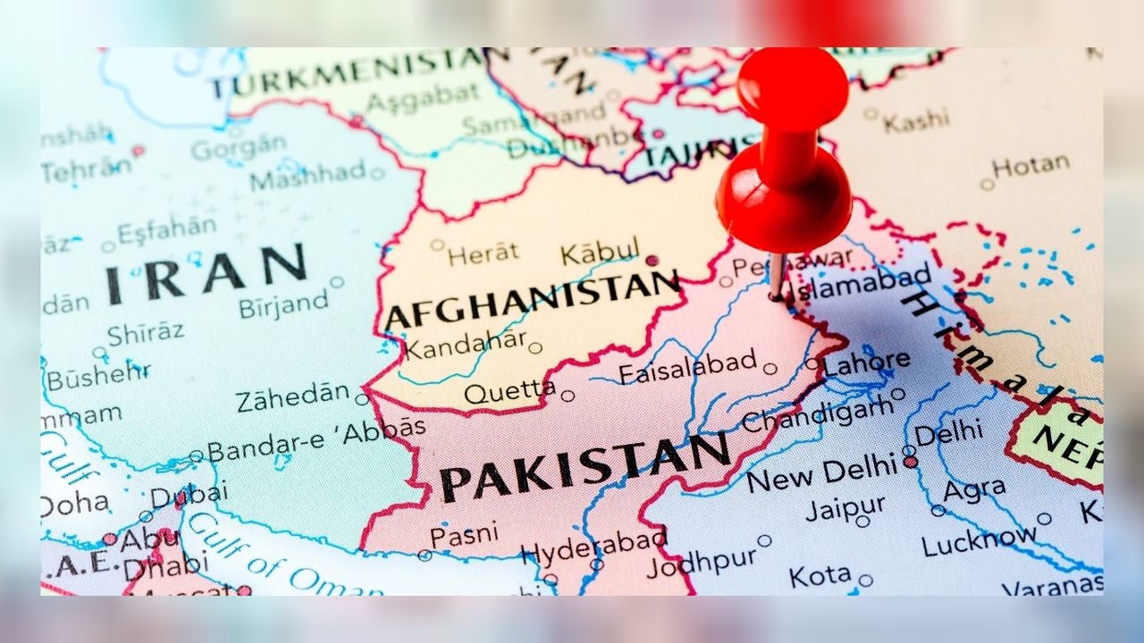 Pakistan Taliban'ı kızların okumasını istemiyor: Kız okulunu yaktılar! 