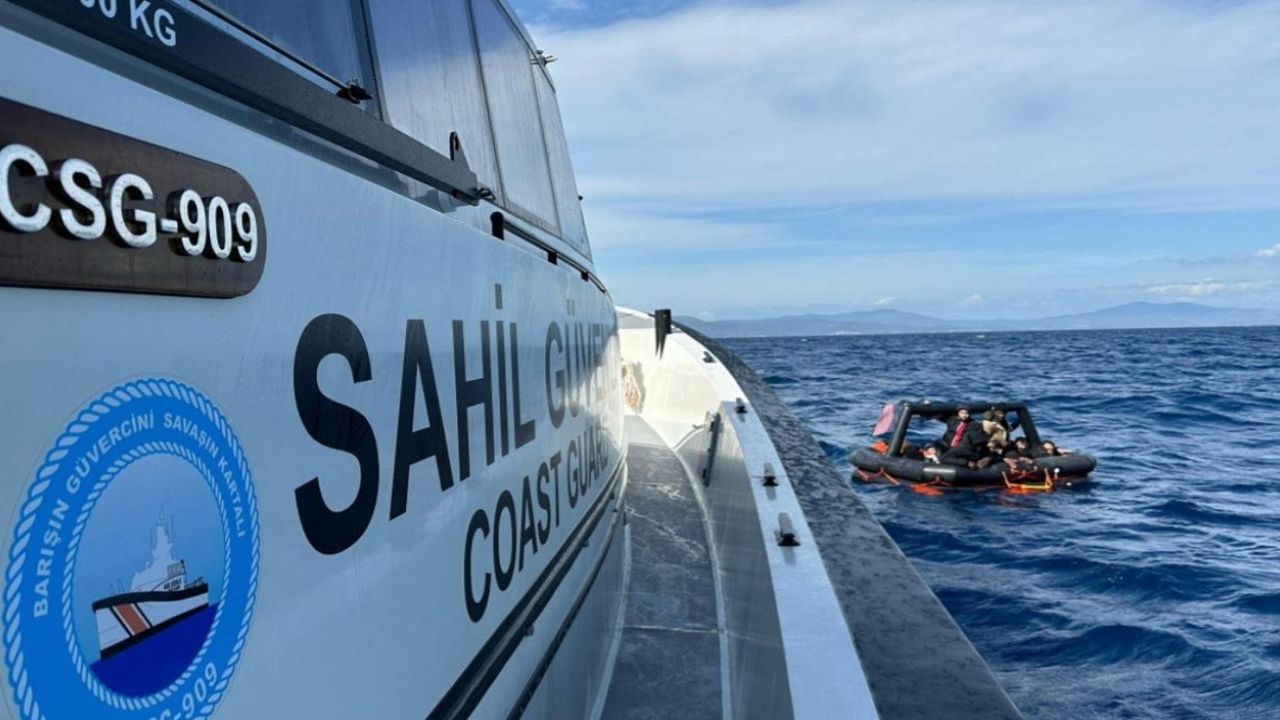 Sahil Güvenlik, İzmir açıklarında düzensiz göçmen kurtardı: Urla'da 30 kişi Sahil Güvenlik botuyla kurtarıldı