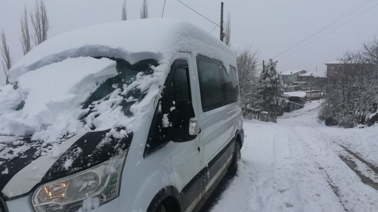Tam yaz geldi sanarken kar yağışları başladı! O ilde kar kalınlığı 20 cm'yi geçti! 
