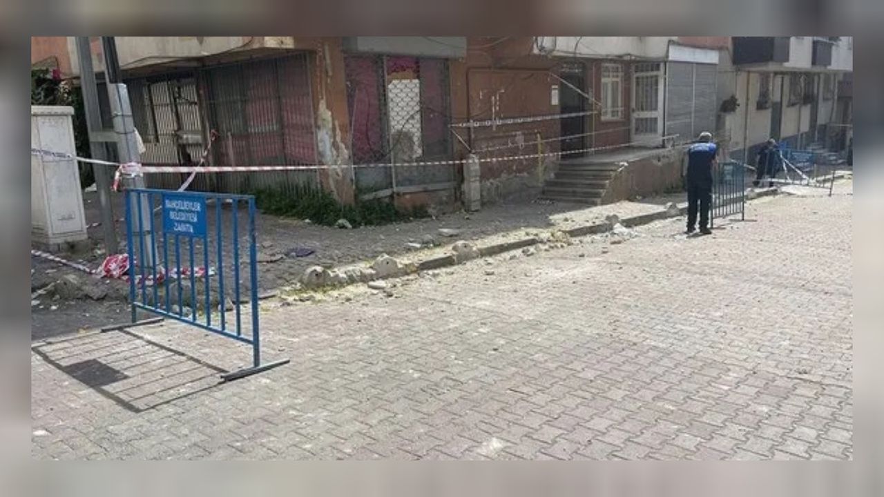 4 katlı binanın balkonu çöktü! Bina sakinleri mağdur, belediyeden yardım talep ediyor! 