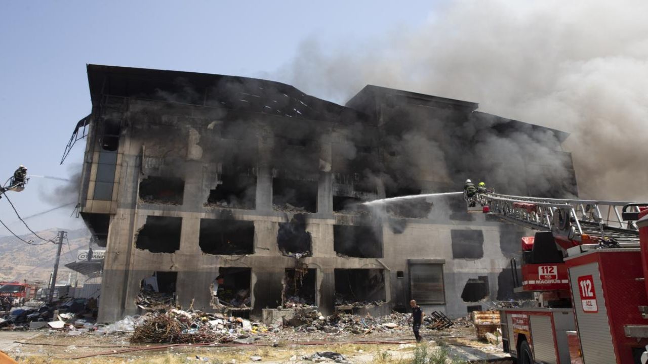 Aydın'daki Astim Organize Sanayi Bölgesi'nde çıkan yangın, 17 saat sonra kontrol altına alındı