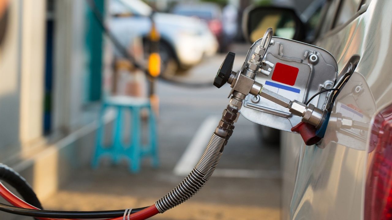 Benzin ve motorine yeniden zam! 