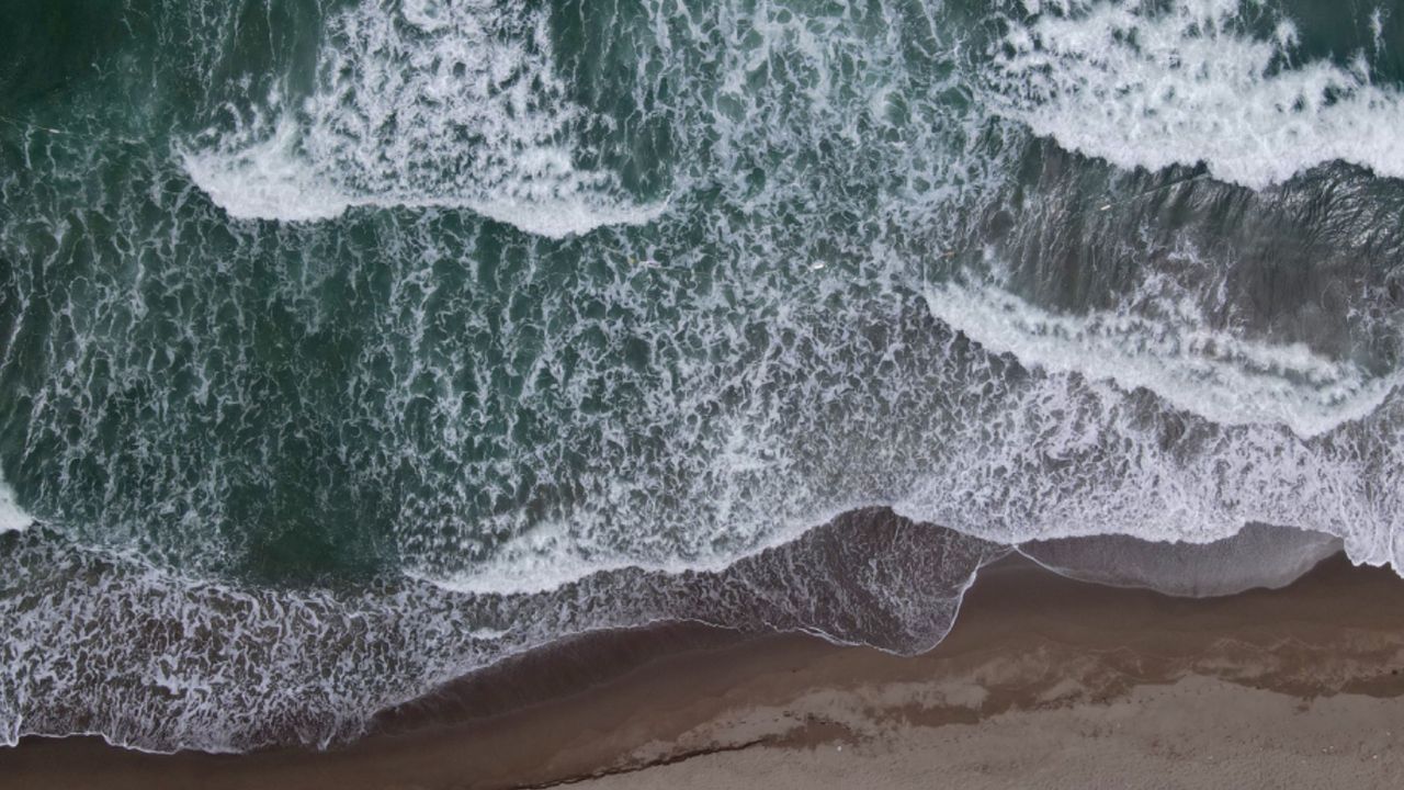 Eliyle balık tutmaya çalışırken kayaya sıkıştı! 