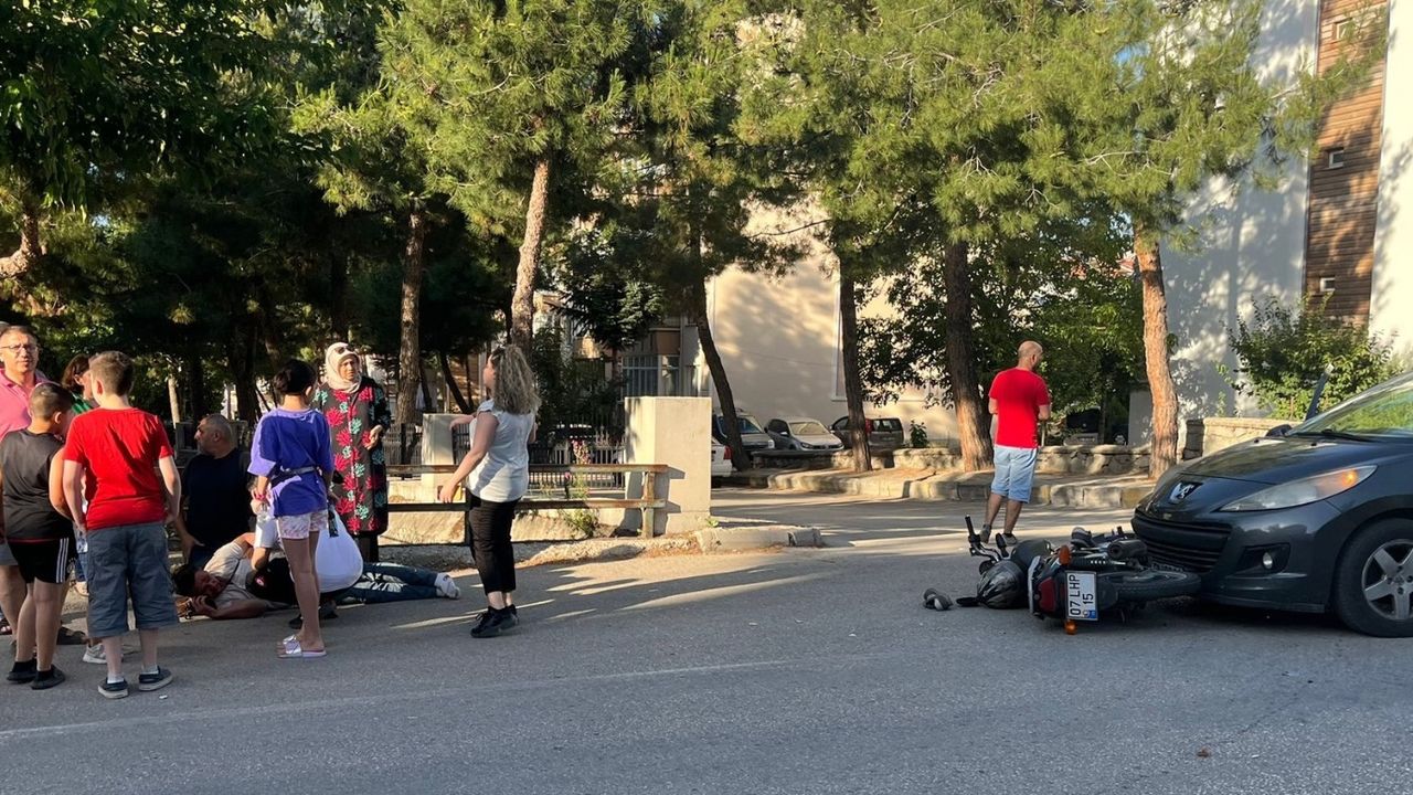 Isparta’da kaza! Motosiklet ve otomobil çarpıştı 