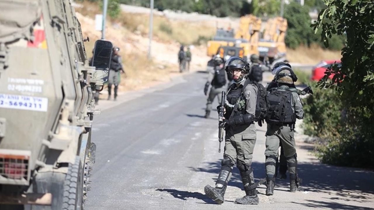 İsrail askeri 2 sivili daha darbederek yaraladı! 