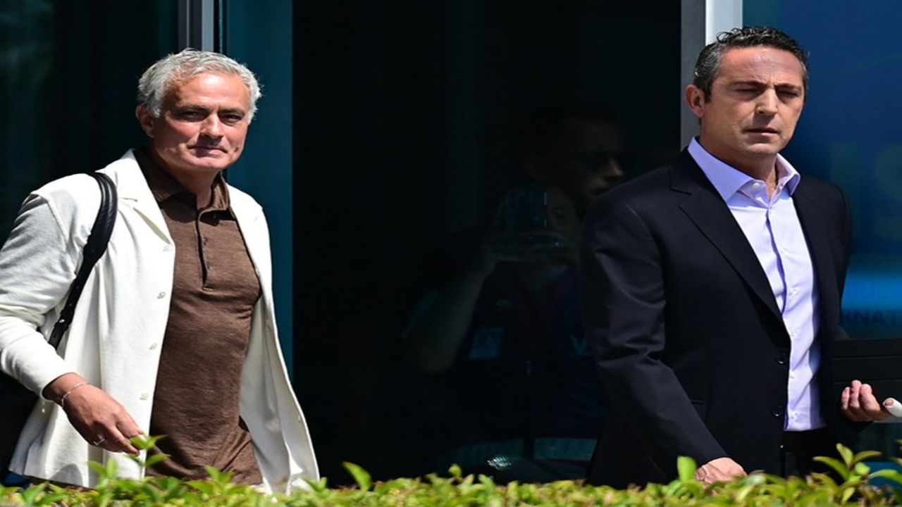 Jose Mourinho İstanbul'da! Fenerbahçe taraftarını havalimanında selamladı