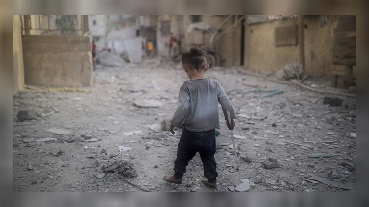 Karara'da baskın düzenleyen İsrail çocukları soyunmaya zorladı! 