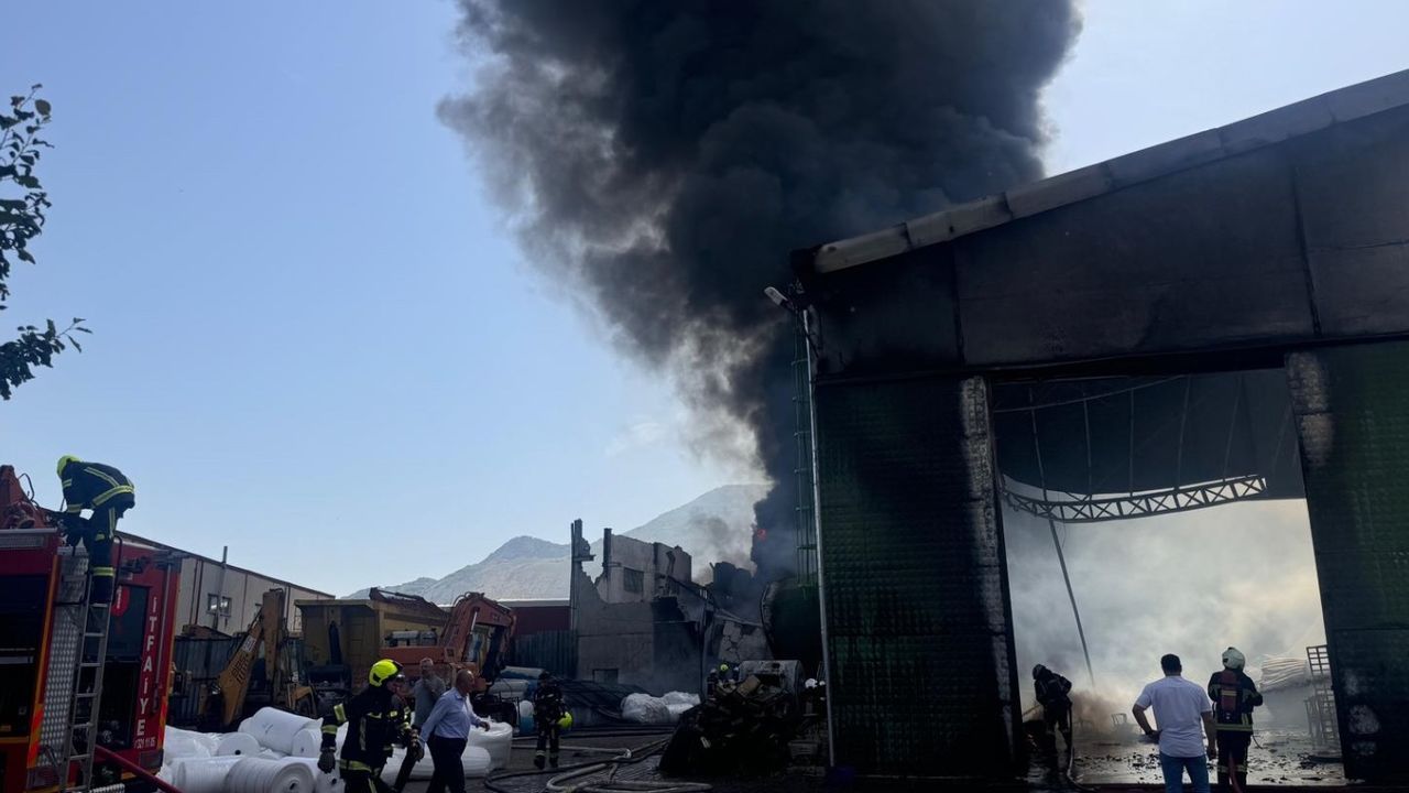 Kayseri'de yangın! Ambalaj fabrikasından dumanlar yükseliyor