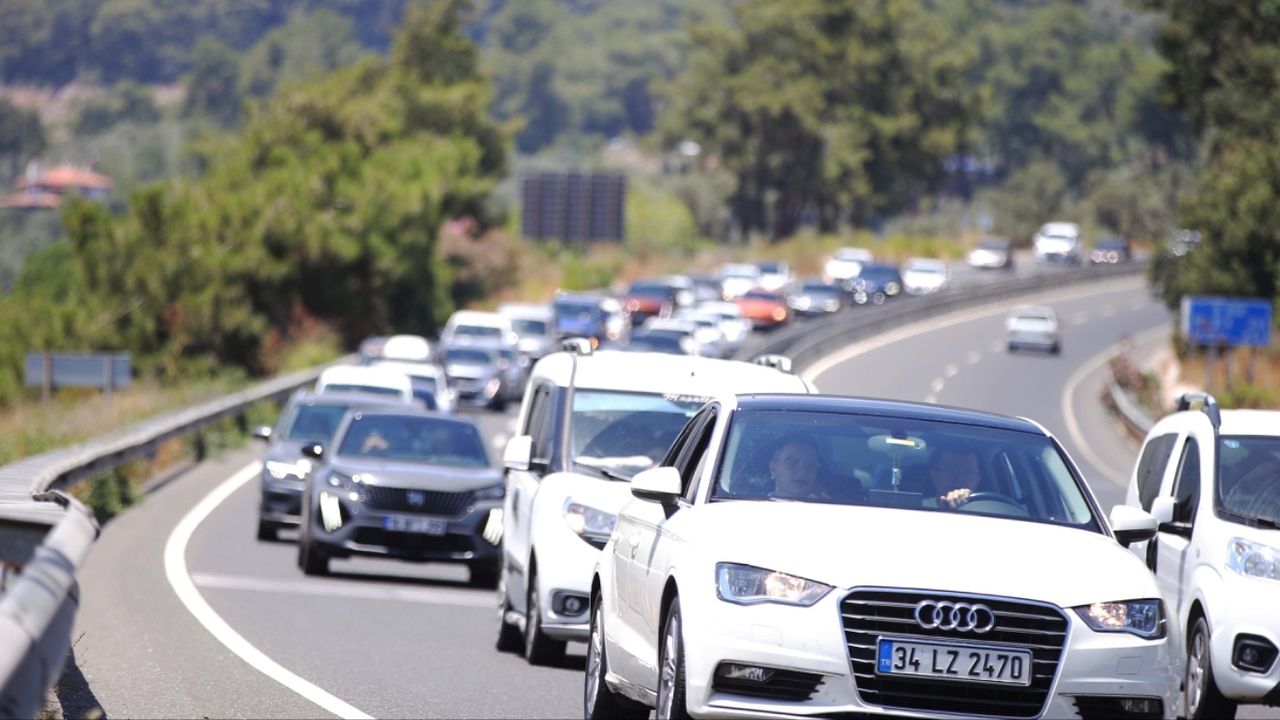 Muğla kara yollarında bayram yoğunluğu ikinci günde de devam ediyor 