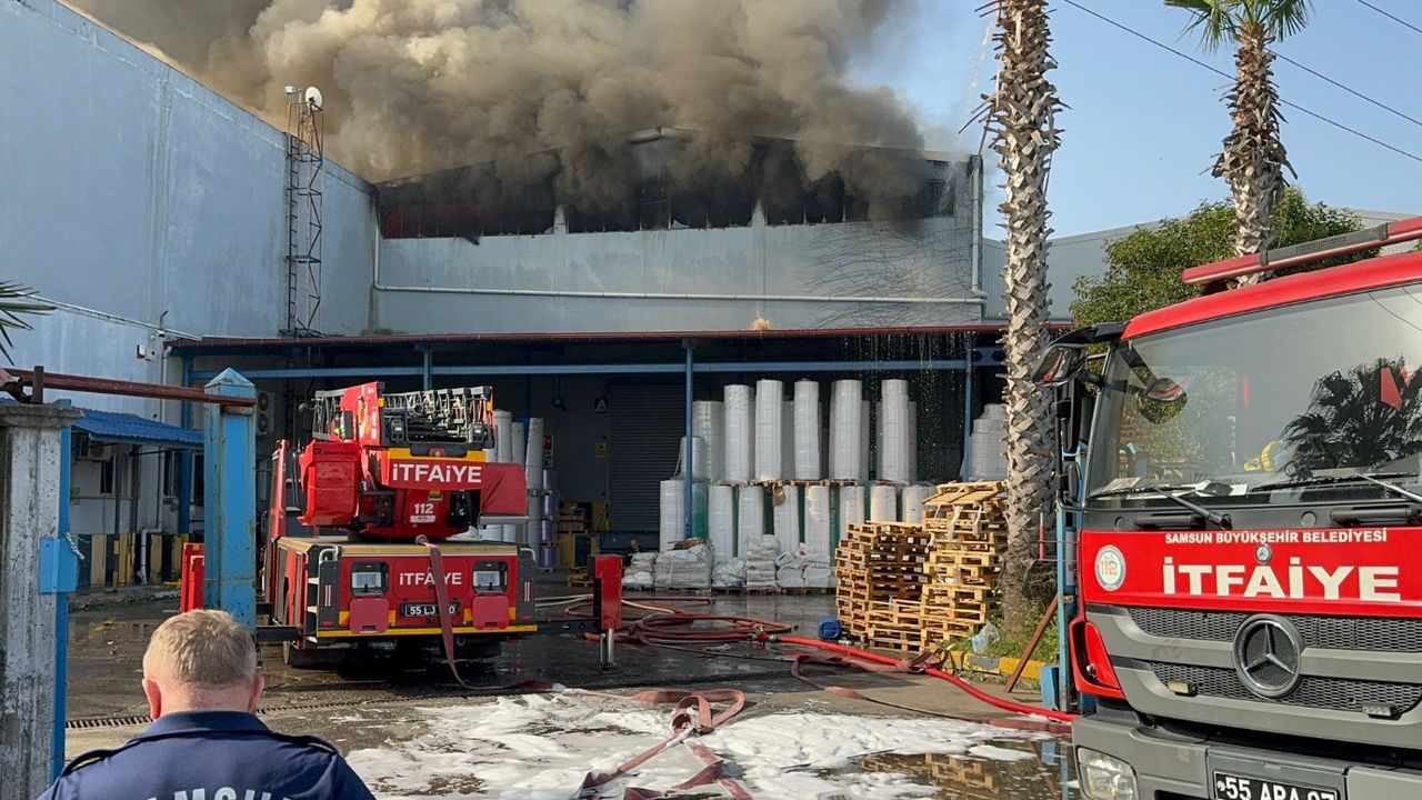 Samsun'da plastik fabrikasında çıkan yangın yan fabrikaya da sıçradı! 