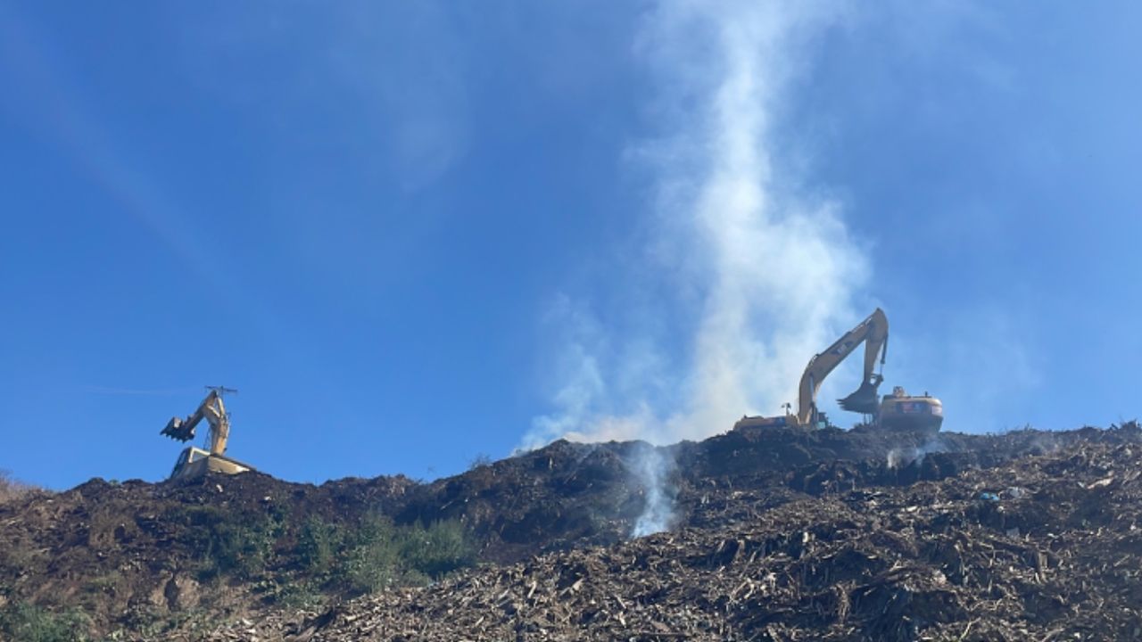Sarıyer Belediyesi’nin deposunda çıkan yangında soğutma çalışmaları devam ediyor! 