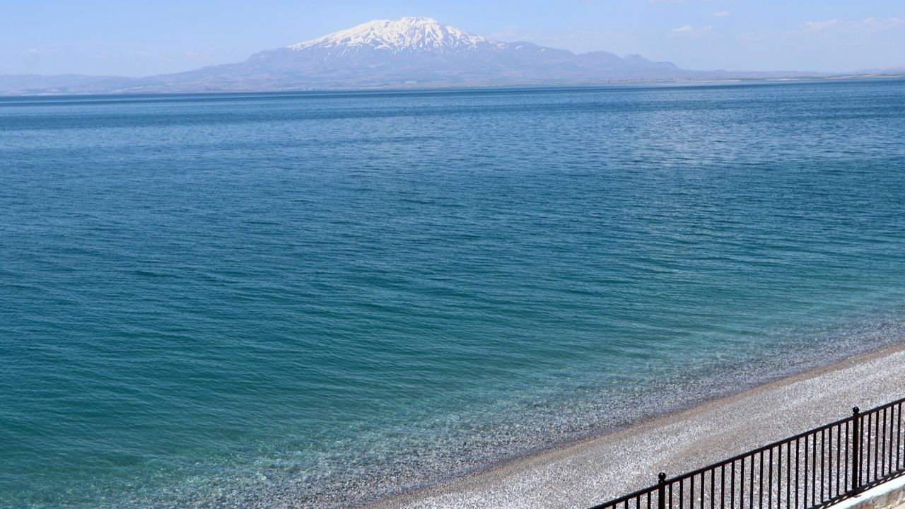 Van Gölü’nde kaybolan genci arama çalışmalarında üçüncü gün! 