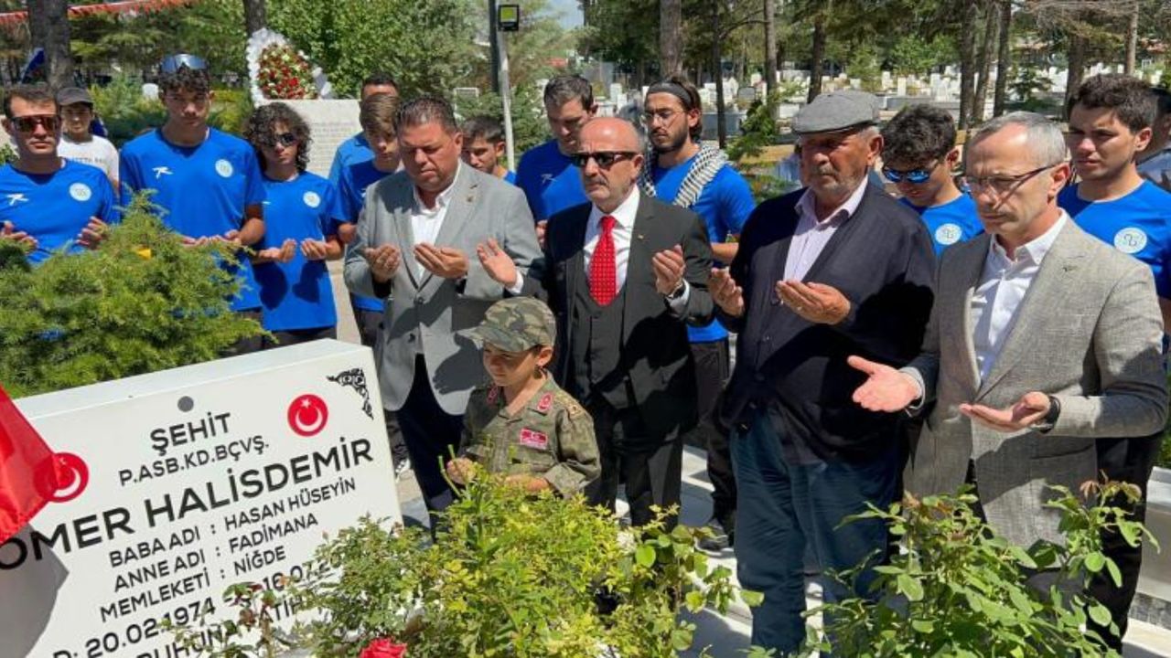 15 Temmuz Kahramanı Şehit Ömer Halisdemir’in kabrinde ziyaretçi yoğunluğu