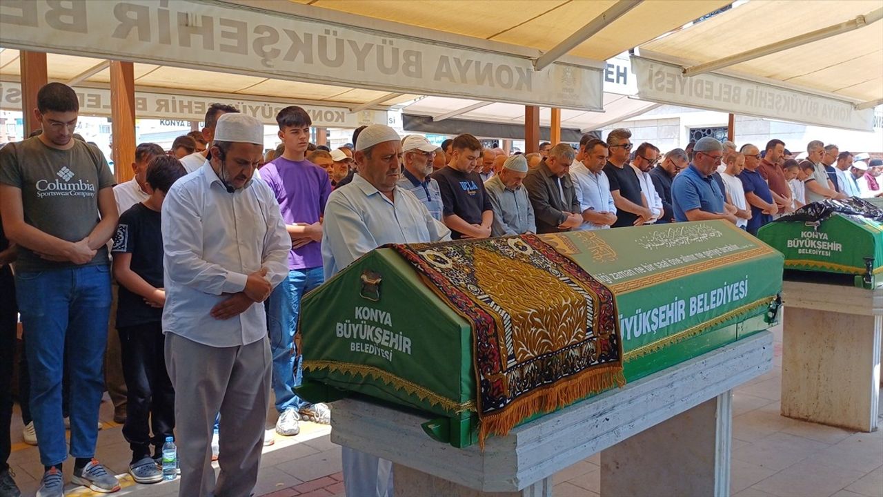 Afyonkarahisar'da Otobüs-Kamyon Kazasında Hayatını Kaybeden Muavin Defnedildi