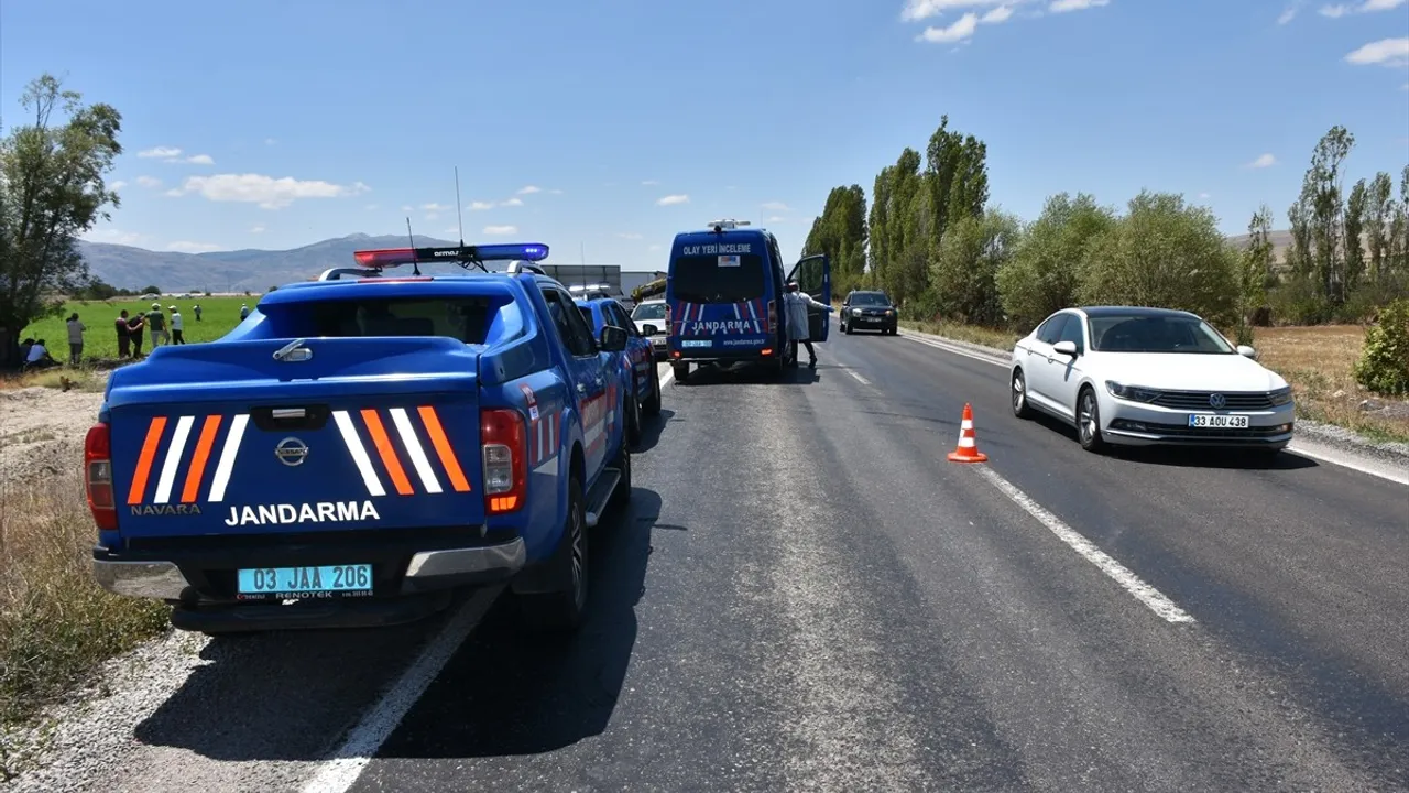 Afyonkarahisar'da Trafik Kazası: Aile Hayatını Kaybetti