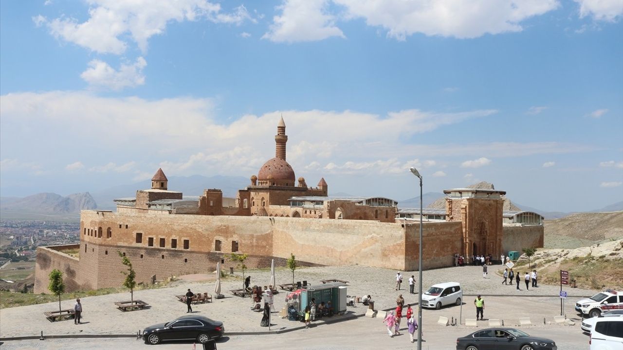 Ağrı'da Aşure İkramı: İshak Paşa Sarayı'nda Muharrem Coşkusu