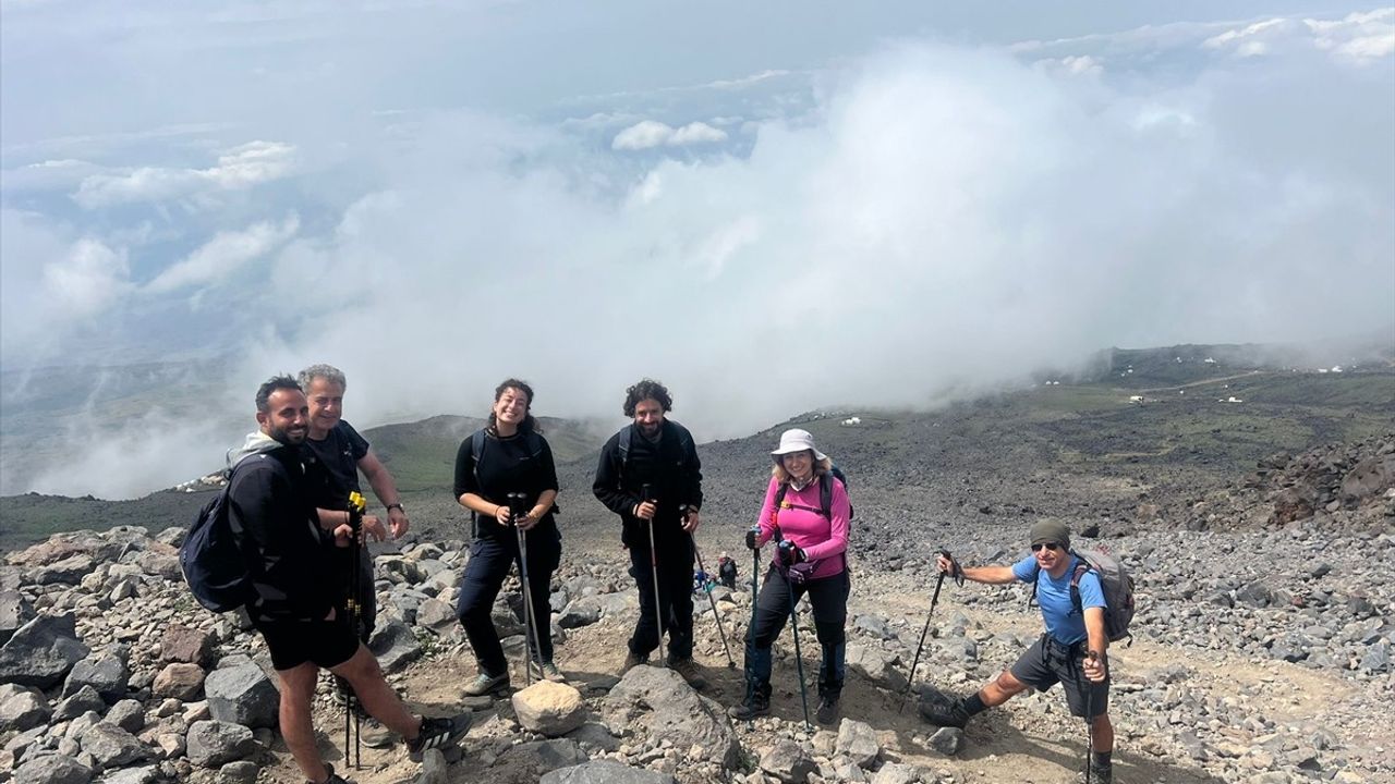 Ağrı Dağı Tırmanışı: Tehlikeli Zirve Deneyimi