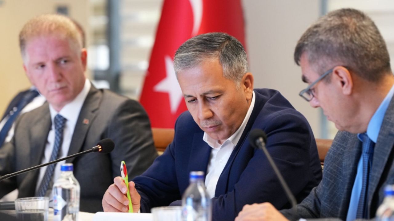 Ali Yerlikaya: 149 göçmen kaçakçısı ve 2263 düzensiz göçmen yakalandı! 