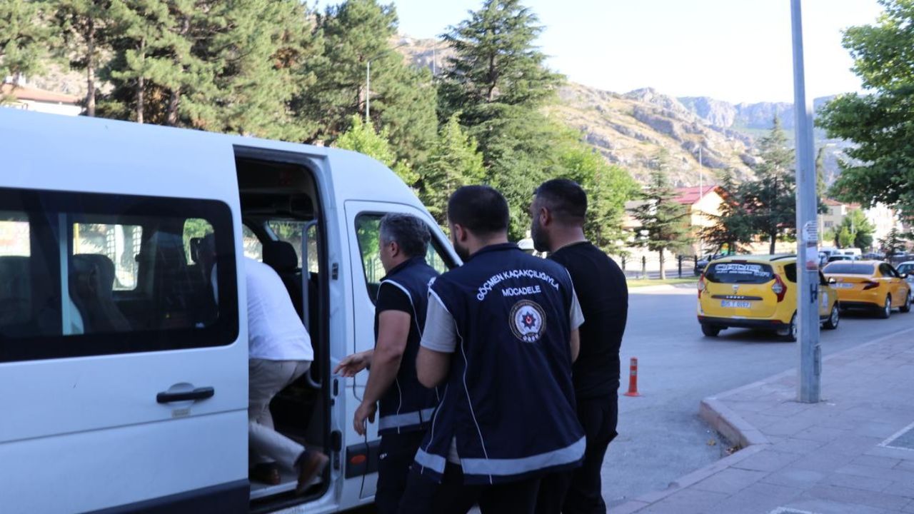 Amasya'da düzenlenen operasyonda 15 düzensiz göçmen yakalandı! 3 kişi tutuklandı