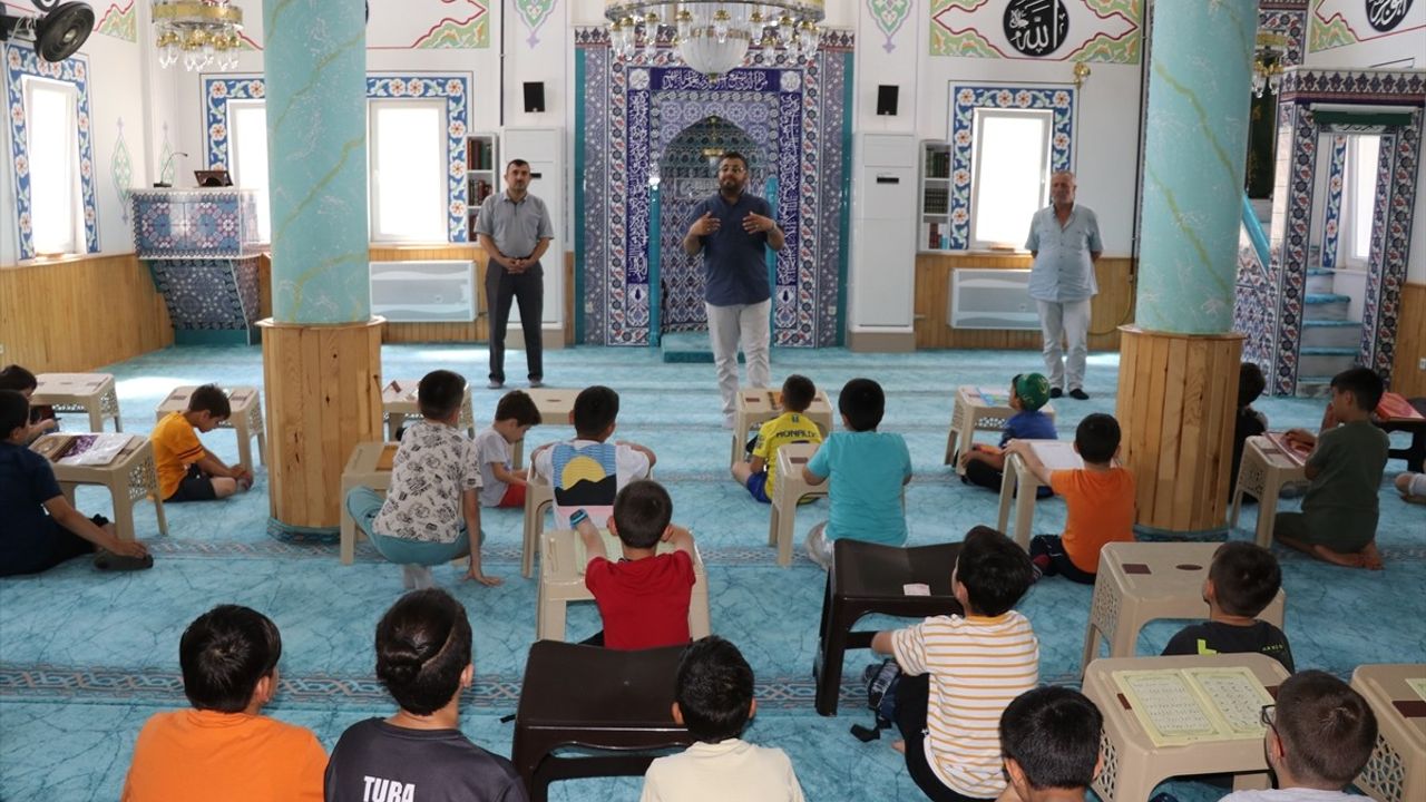 Amasya'da İmamın Minik Öğrencileriyle Eğlenceli Güreş Anları