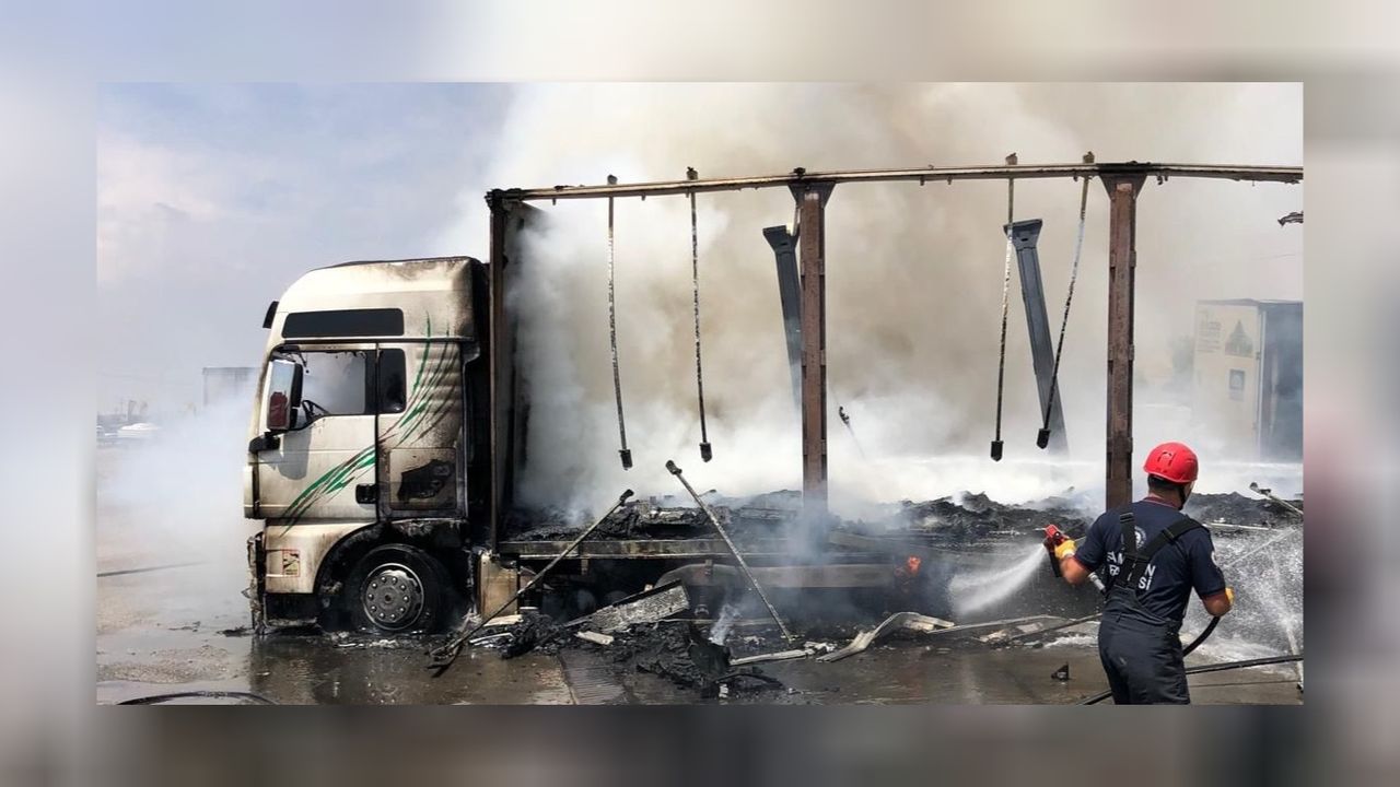 Amasya Merzifon’da mobilya yüklü tırda yangın çıktı! 