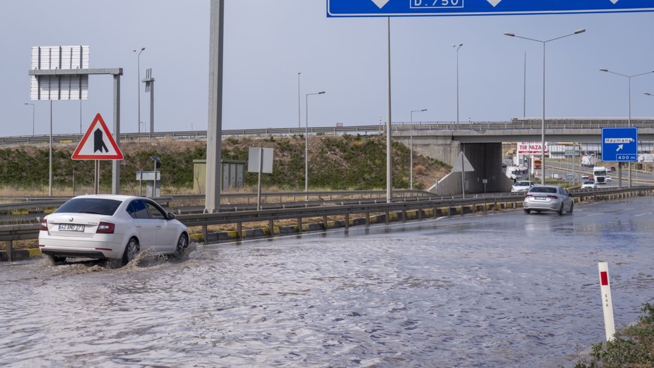 Ankara’da sağanak bastırdı! Trafikte büyük aksama yaşanıyor 