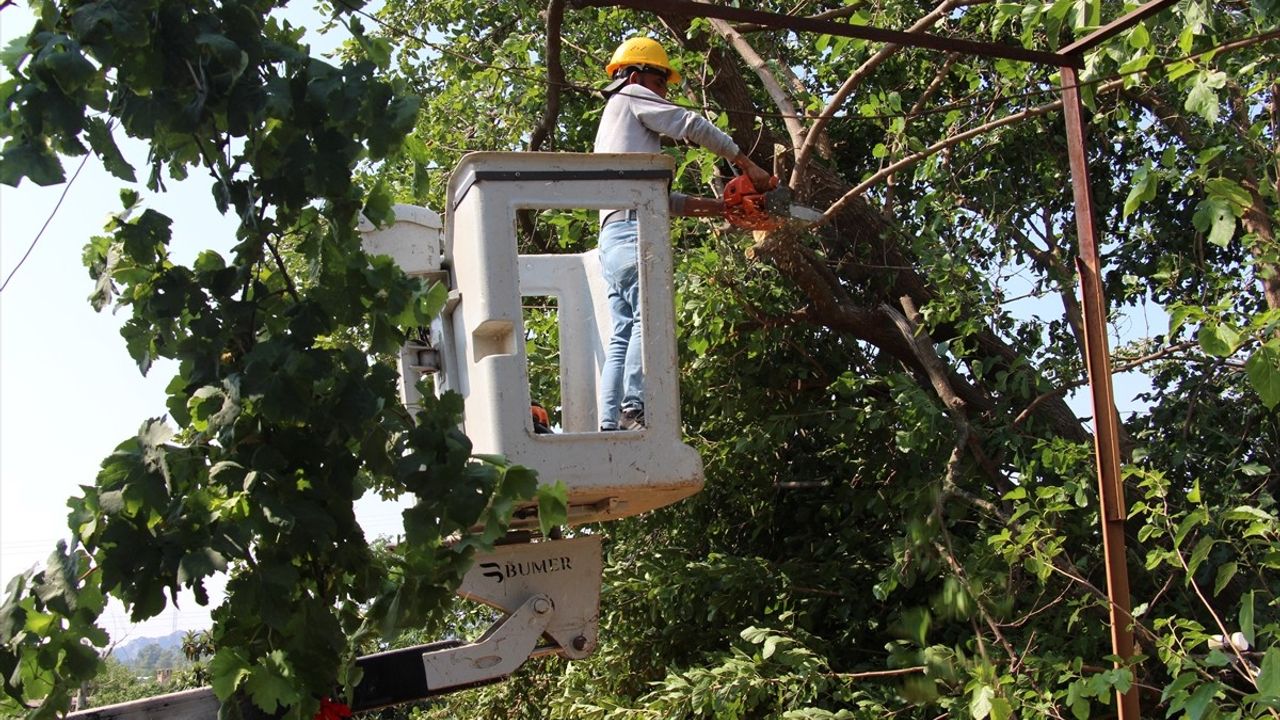 Antalya'da Şiddetli Sağanak ve Fırtına Hayatı Olumsuz Etkiledi