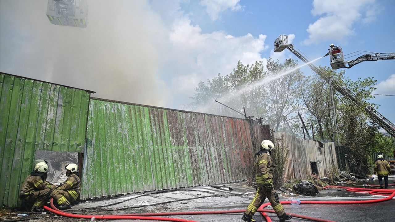 Avcılar'da Hurdalık Alanda Yangın: İtfaiye Müdahale Ediyor