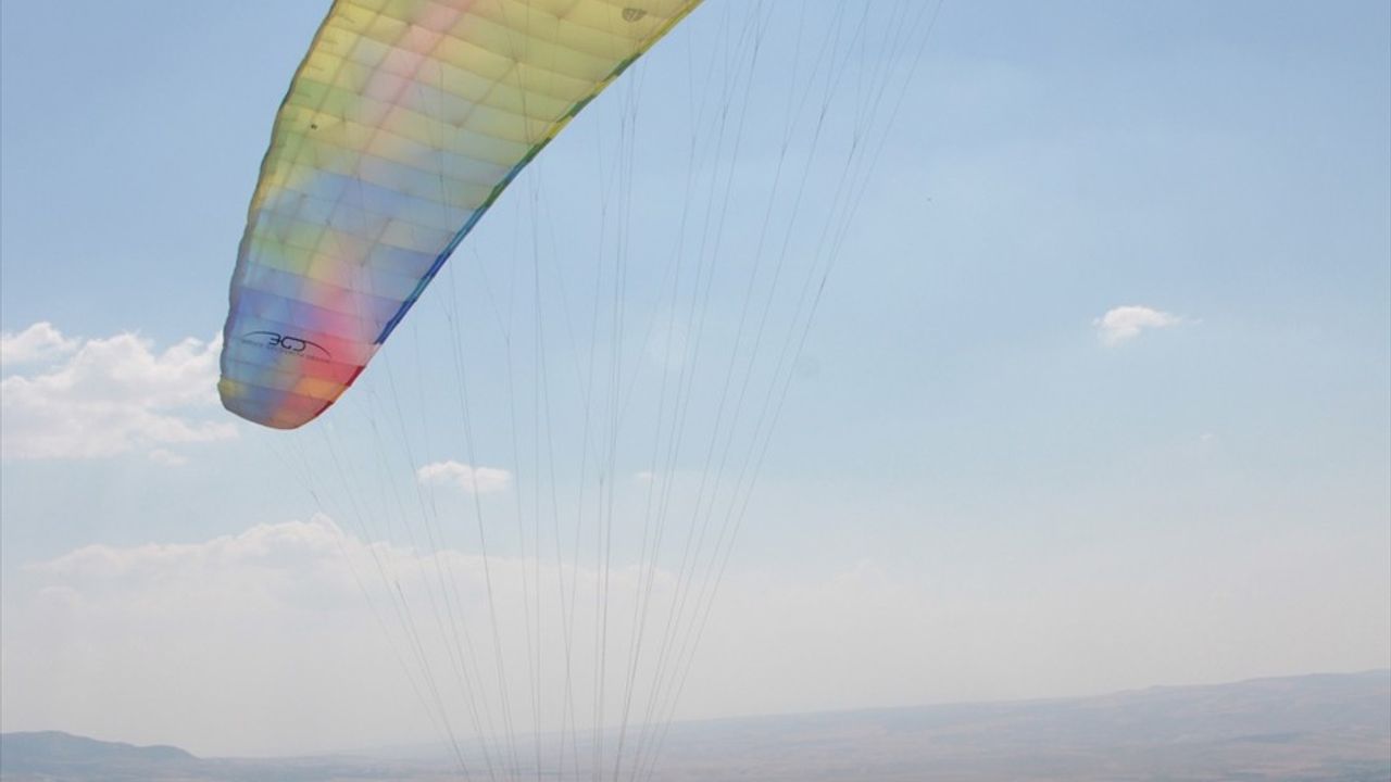 Ayaş Tepeleri, Yamaç Paraşütü Tutkunlarının Yeni Gözdesi