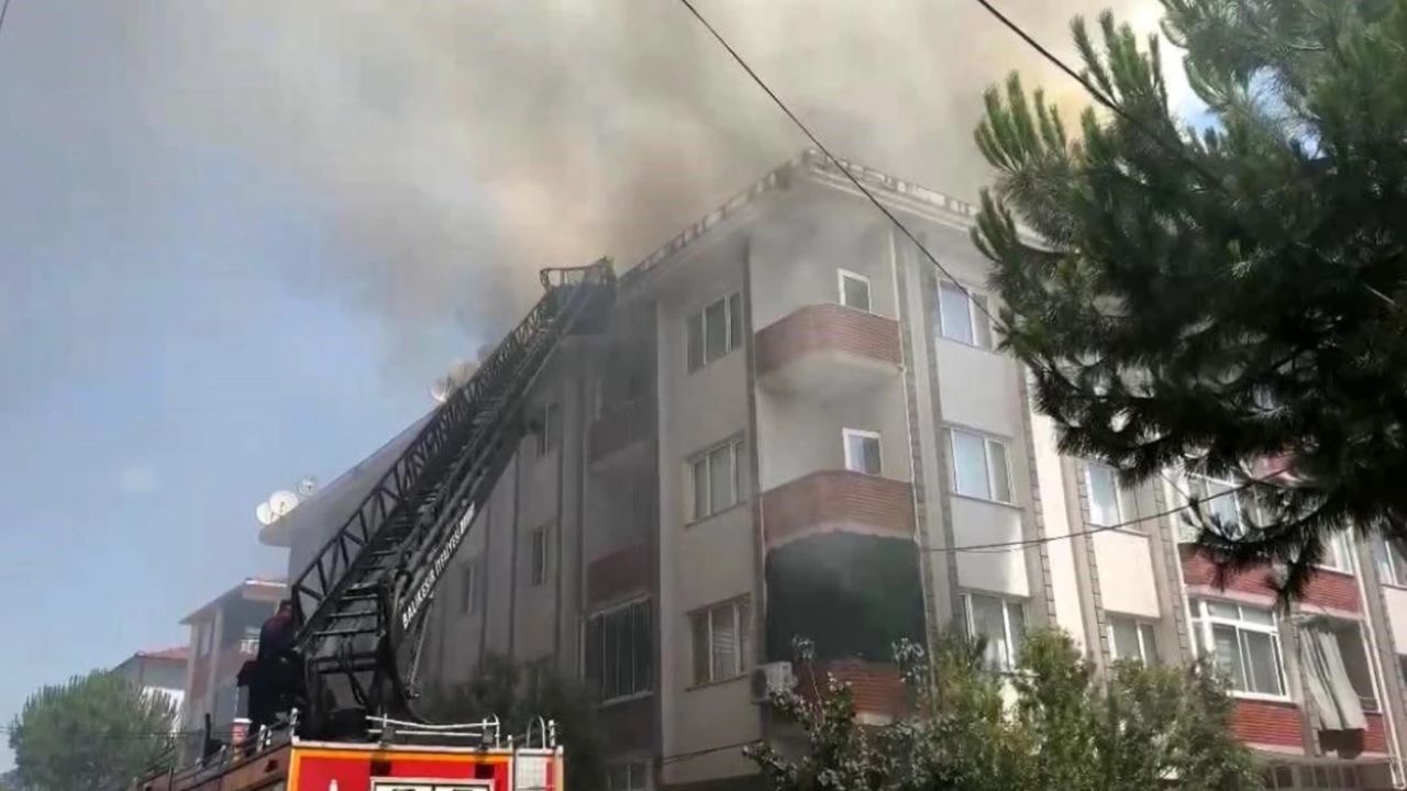 Balıkesir Gönen’de yangın: Binanın çatısı alev aldı! 