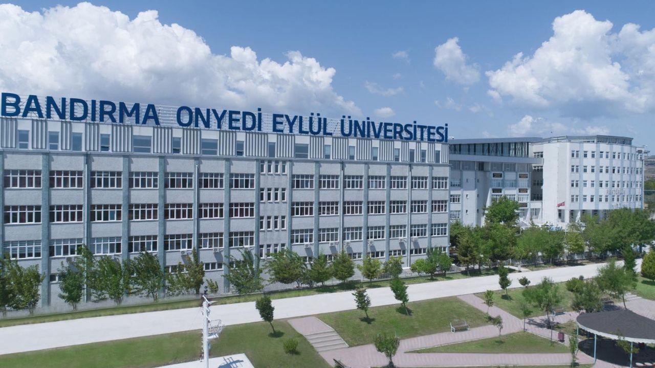 Bandırma Üniversitesi topuklu ile mezuniyete gelinmesini yasakladı 