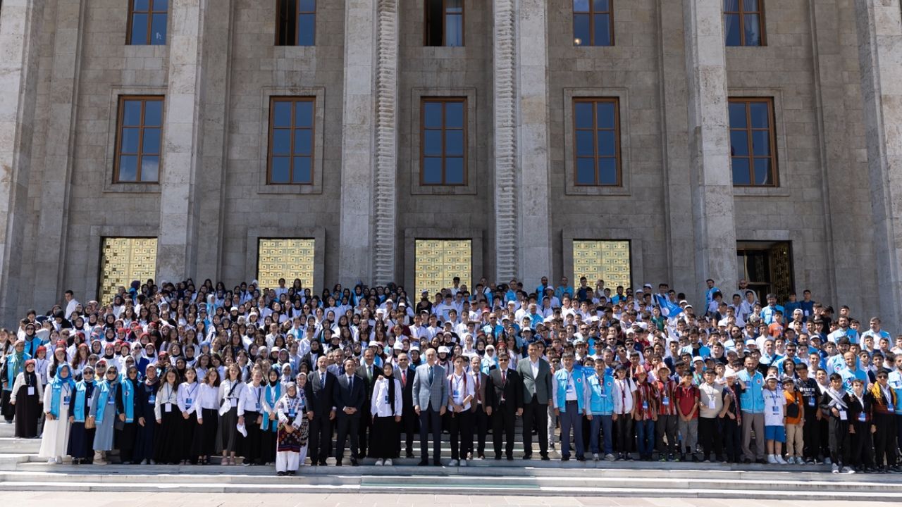 Başkan Numan Kurtulmuş Meclis’te gençleri ağırladı! 