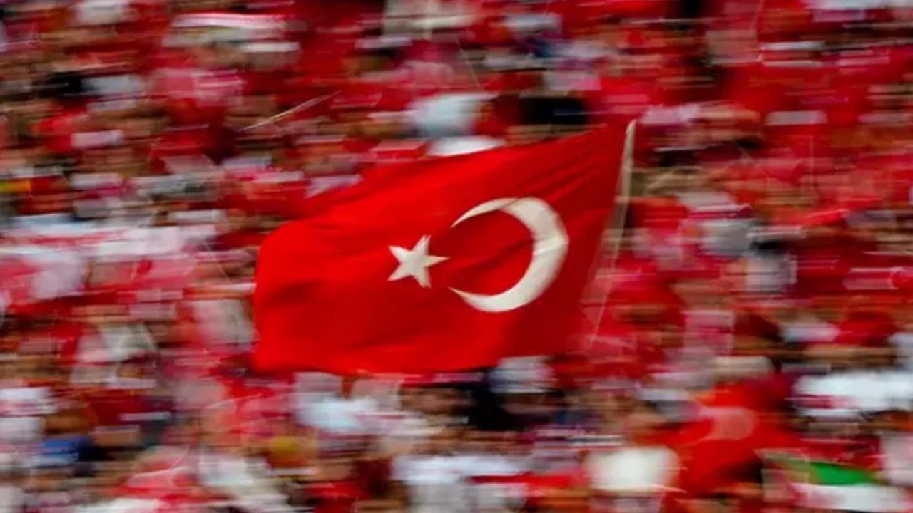 Bekle Hollanda, Türkiye geliyor! An itibarıyla bütün Stuttgart Türk bayraklarıyla donatıldı! 