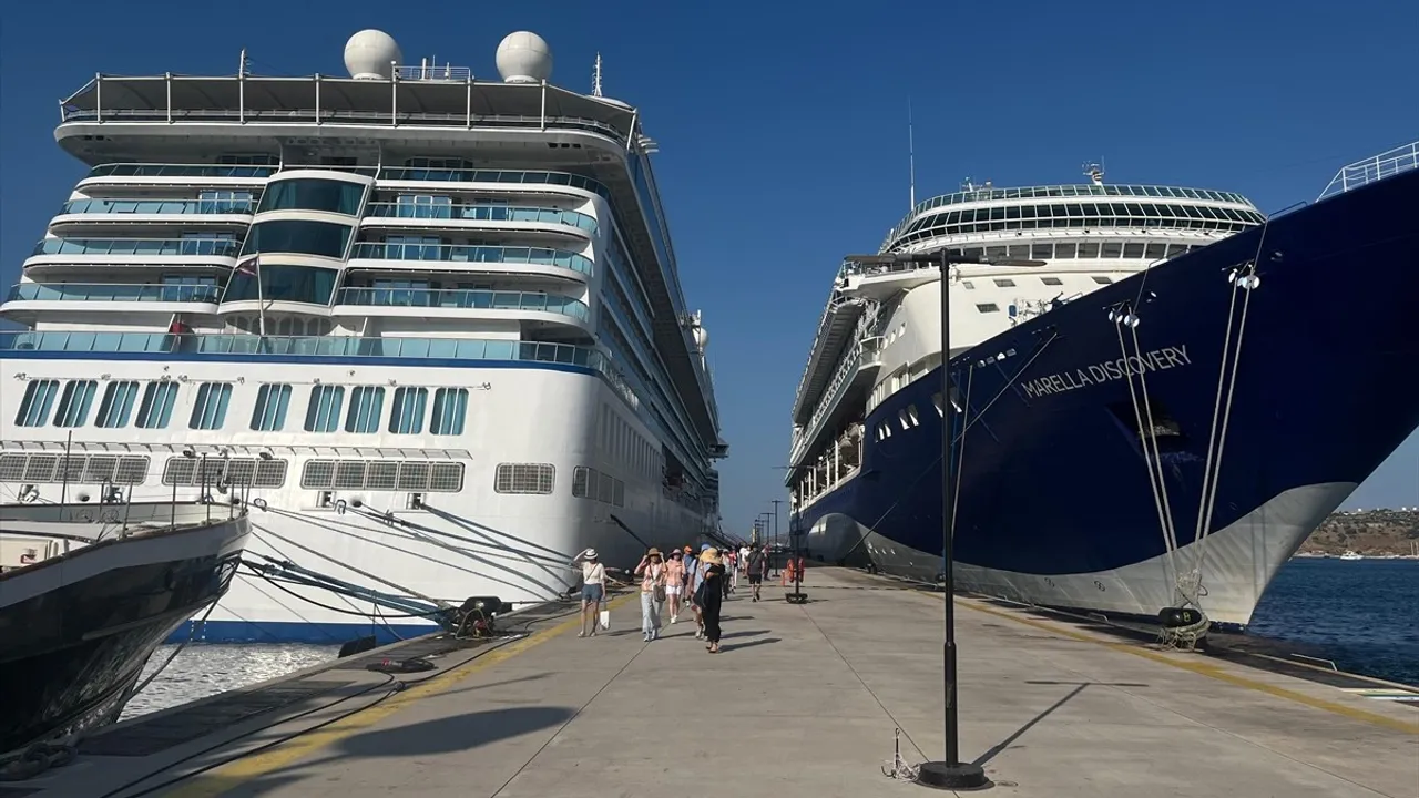 Bodrum'a İki Kruz Yüzer Gemiyi 3,053 Yolcu Getirdi