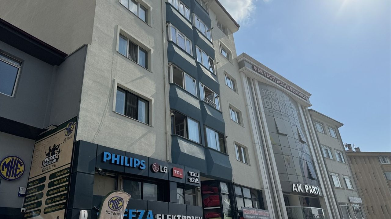 Bolu'da Pencereden Düşen Çocuk Hastaneye Kaldırıldı