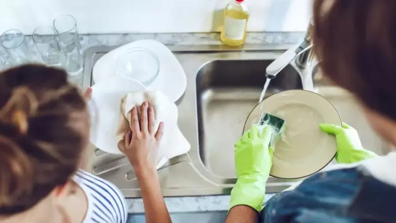 Bulaşık yıkarken bu tüyoyu bilmeyen üzülür! Tabağı bardağı ilk günkü haline çeviriyor