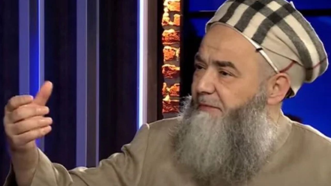 Burberry markalı 26 bin 500 liralık atkıyı sarığına saran Cübbeli Ahmet: Gavur kumaşı bize helal! 